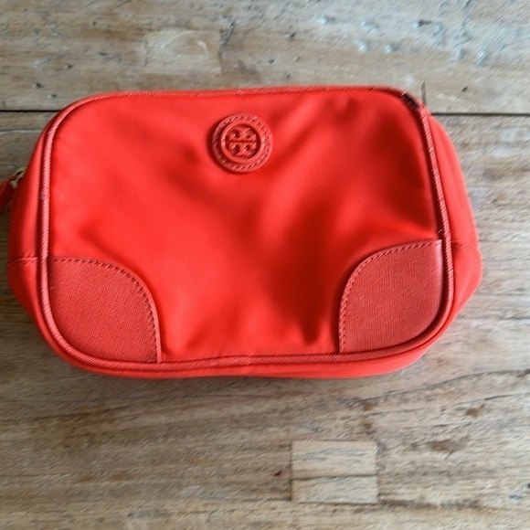 Tory Burch Robinson Medium Classic Cosmetic Bag — Orange - Picture 4 of 13